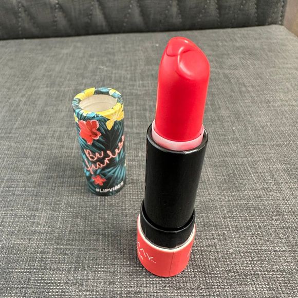Almay Lip Vibes Hypoallergenic Cream Lipstick with Shea Butter Shade Be Fearless - Picture 5 of 6